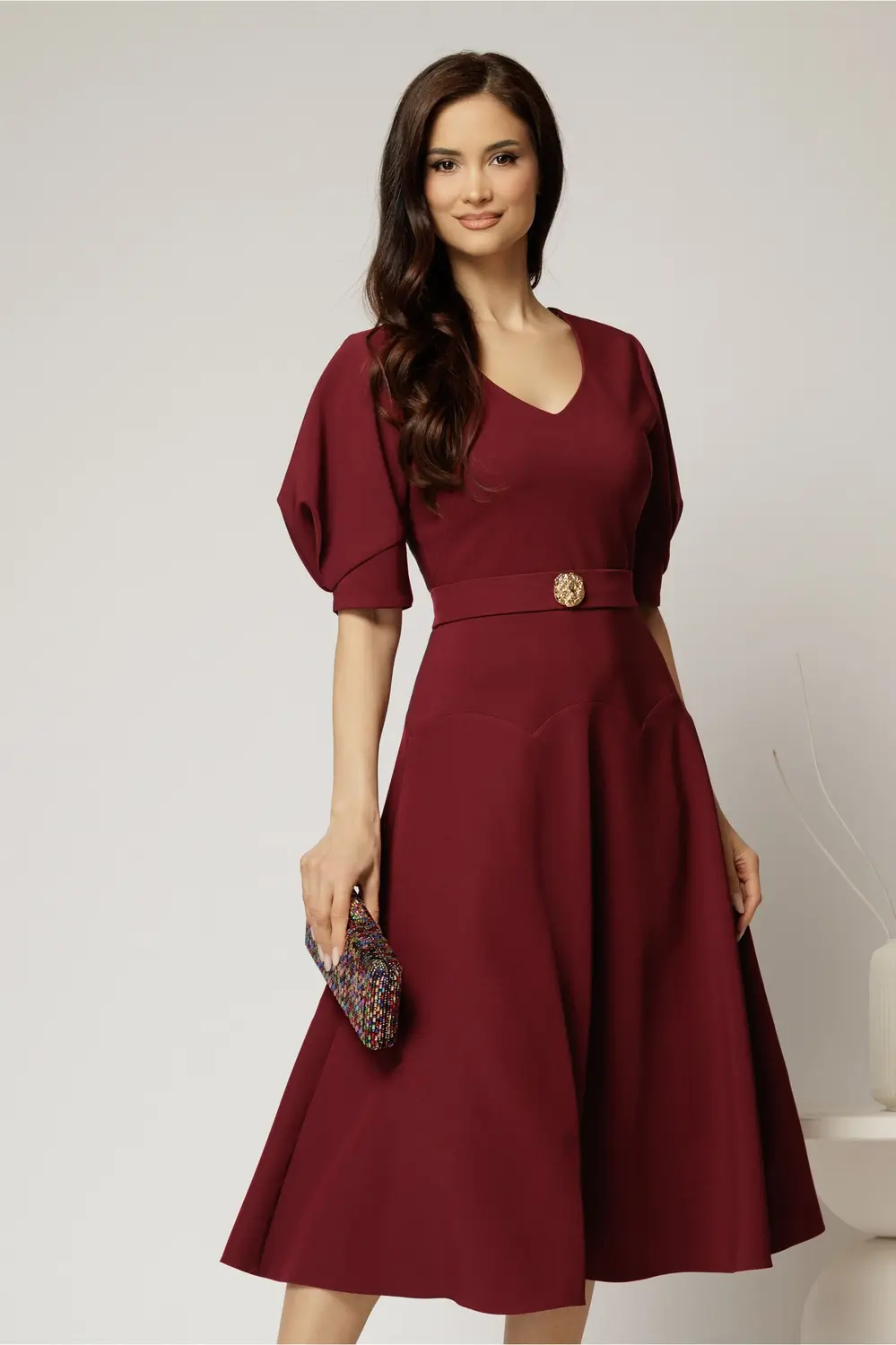 Rochie midi bordo eleganta cu fusta clos, decolteu adanc in V si maneci bufante