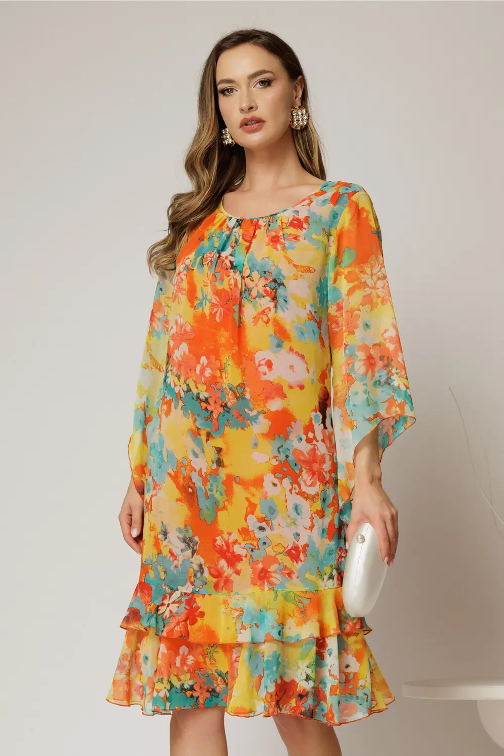 Rochie midi eleganta din voalcu imprimeuri oranj, croi lejer si volanase la baza