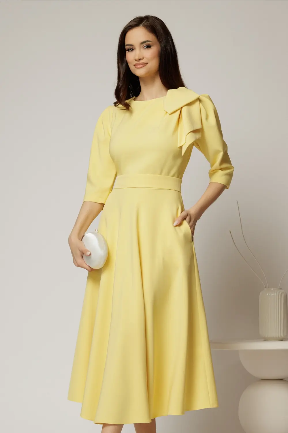 Rochie midi galbena clos cu funda ampla pe umar si cordon detasabil