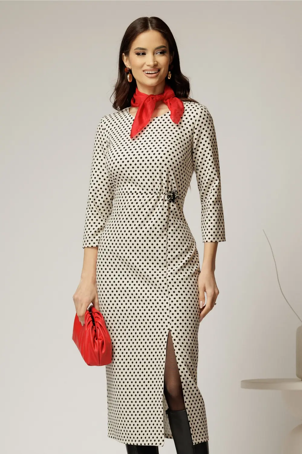 Rochie midi ivoar cu buline negre si detaliu pe talie