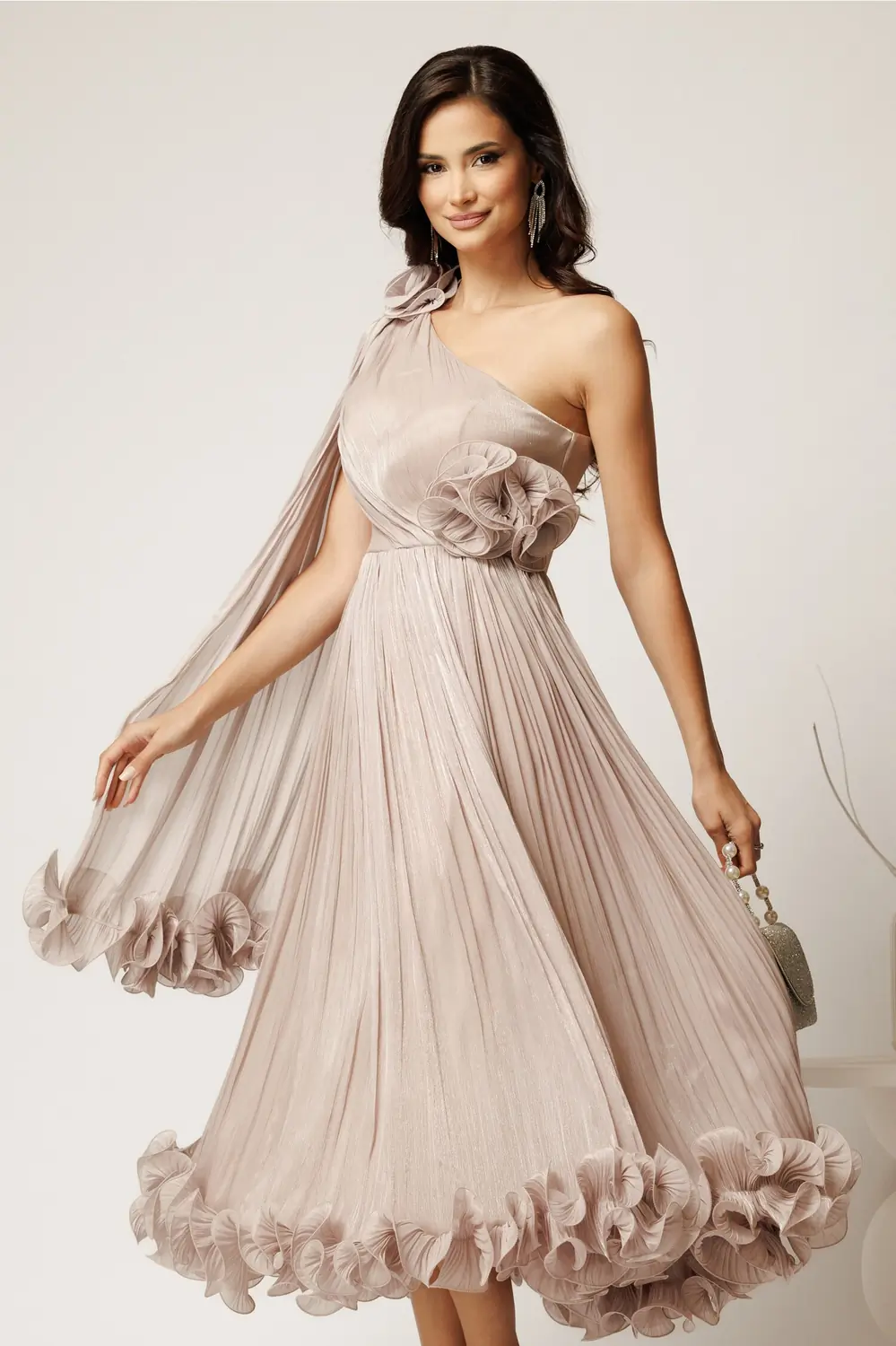 Rochie midi ivory din voal satinat cu volanase la baza si flori in talie si pe umar