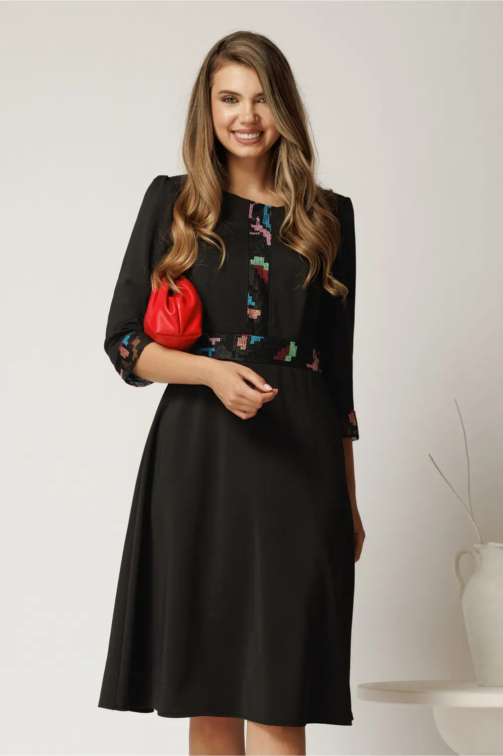 Rochie midi Laura neagra din stofa cu broderie geometrica