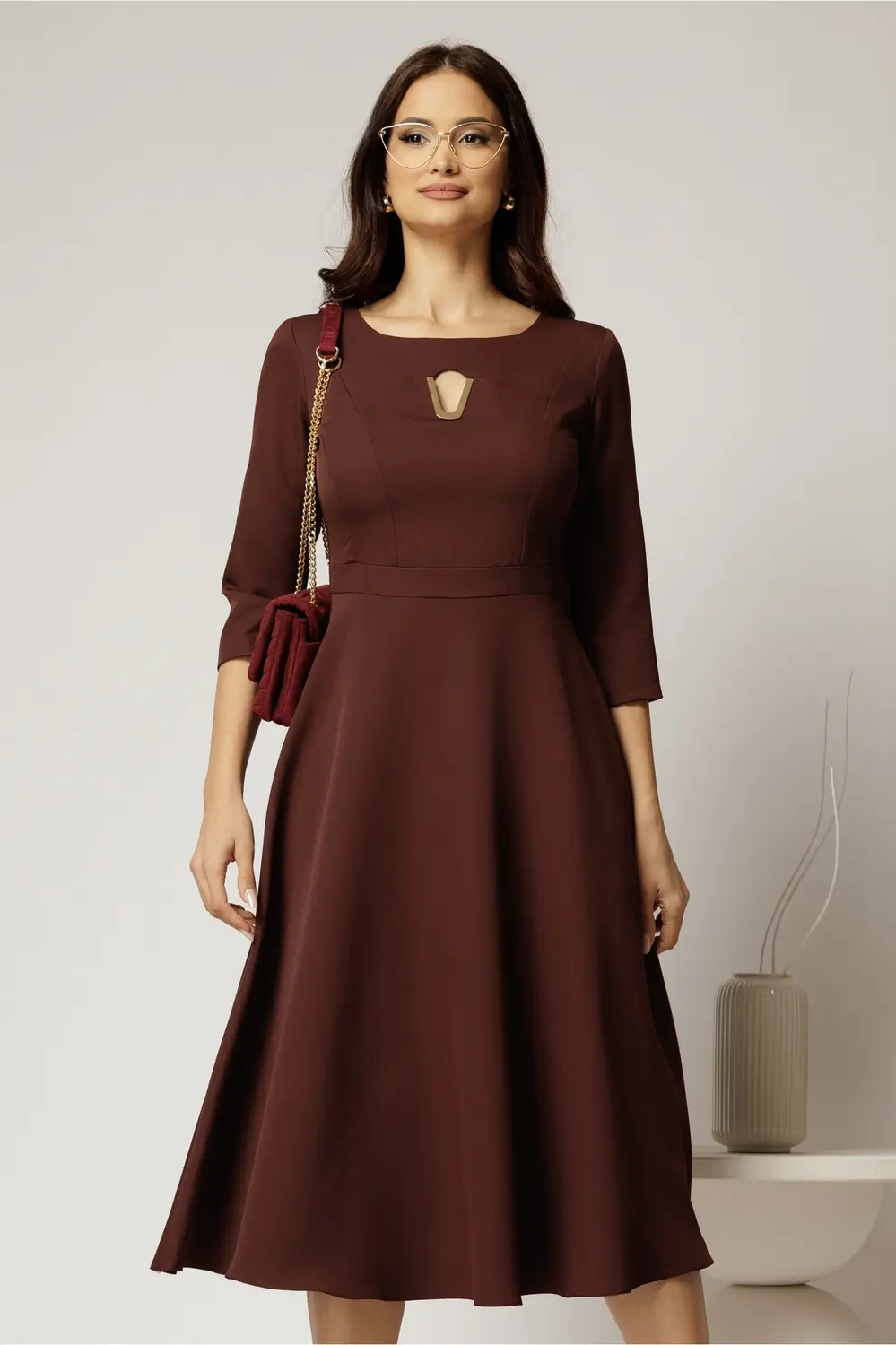 Rochie midi maro clos cu decupaj metalic la bust