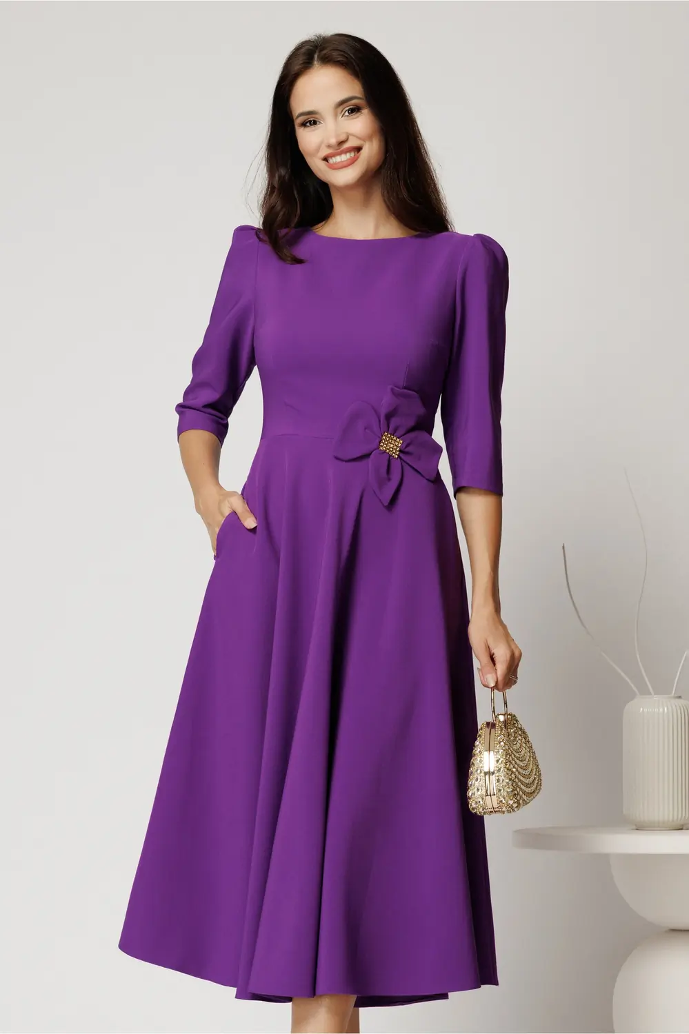 Rochie midi mov din stofa in clos cu floare in talie