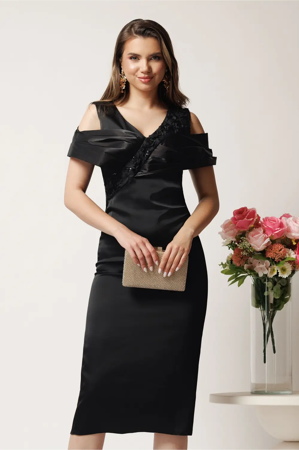 Rochie midi neagra din satin cu paiete la bust si manecute lasate pe umeri- Leonard Collection
