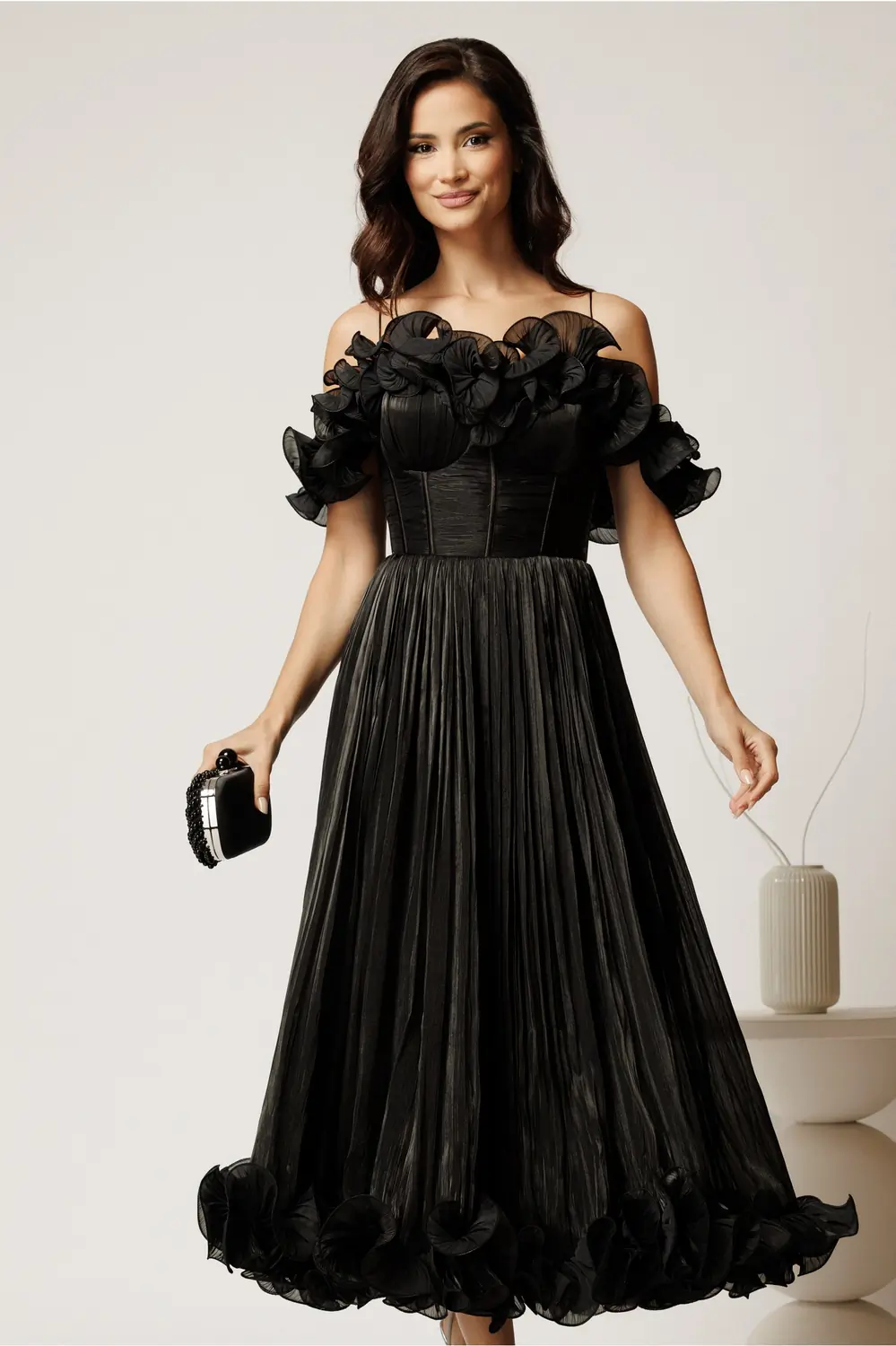 Rochie midi neagra in clos din voal satinat cu volanase la bust si la baza