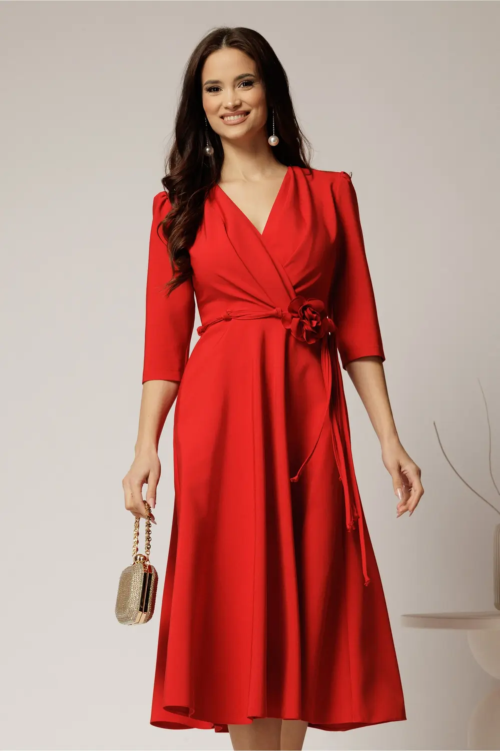 Rochie midi rosie din stofa in clos cu floare in talie