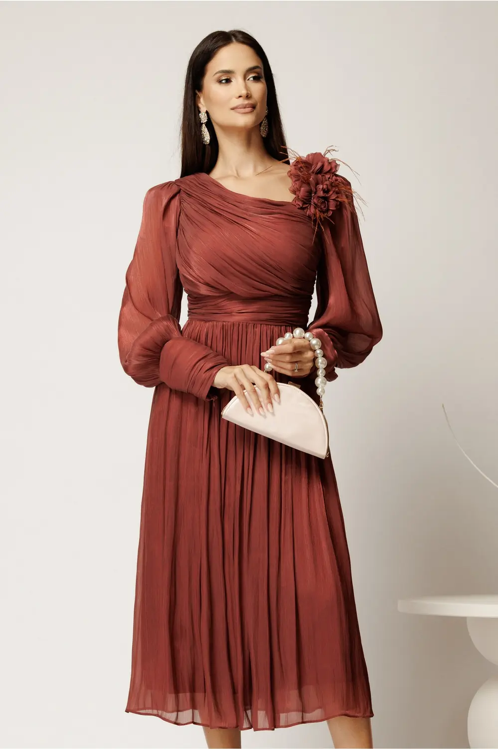 Rochie midi roz coniac din voal satinat in clos cu floare pe umar