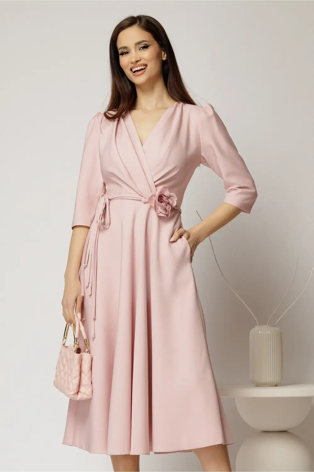 Rochie midi roz din stofa in clos cu floare in talie