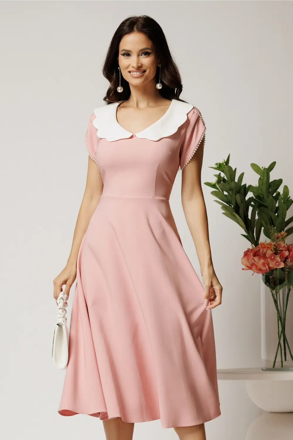 Rochie midi roz din stofa in clos cu guler alb si perle margelute la maneci