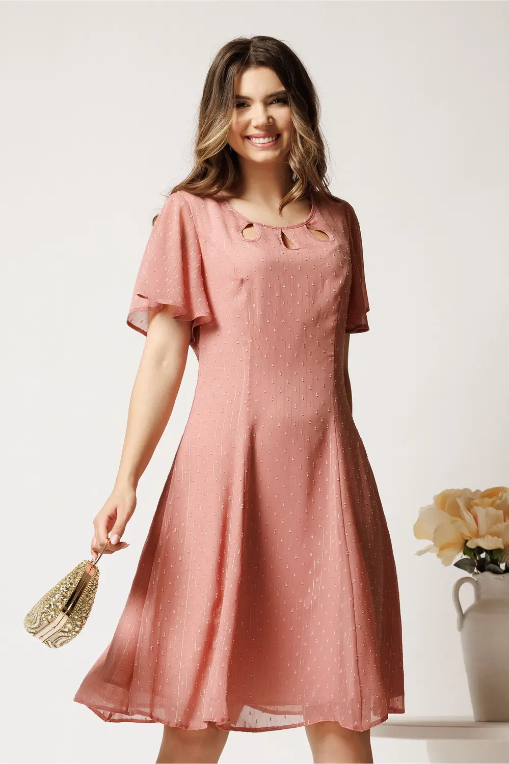 Rochie midi roz din voal in clin cu fir lurex si decupaje la decolteu