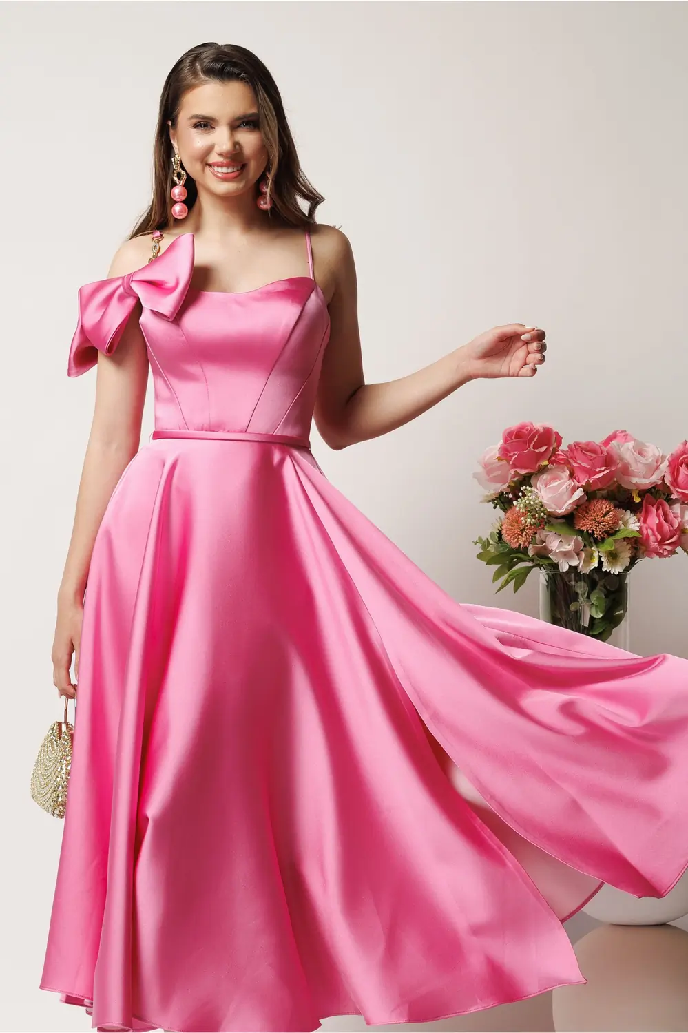 Rochie midi roz in clos din tafta cu funda la umar