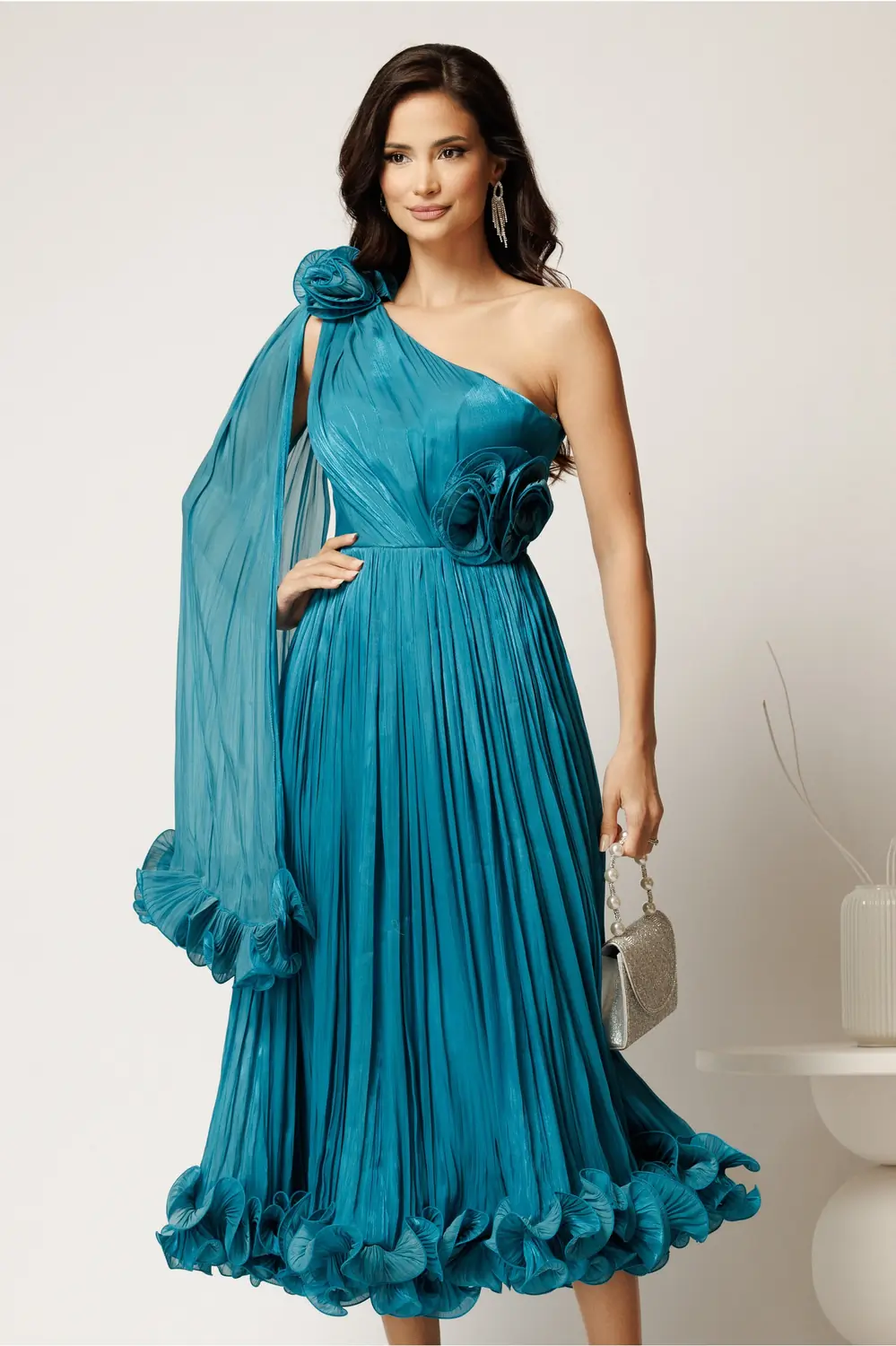 Rochie midi turcoaz din voal satinat cu volanase la baza si flori in talie si pe umar