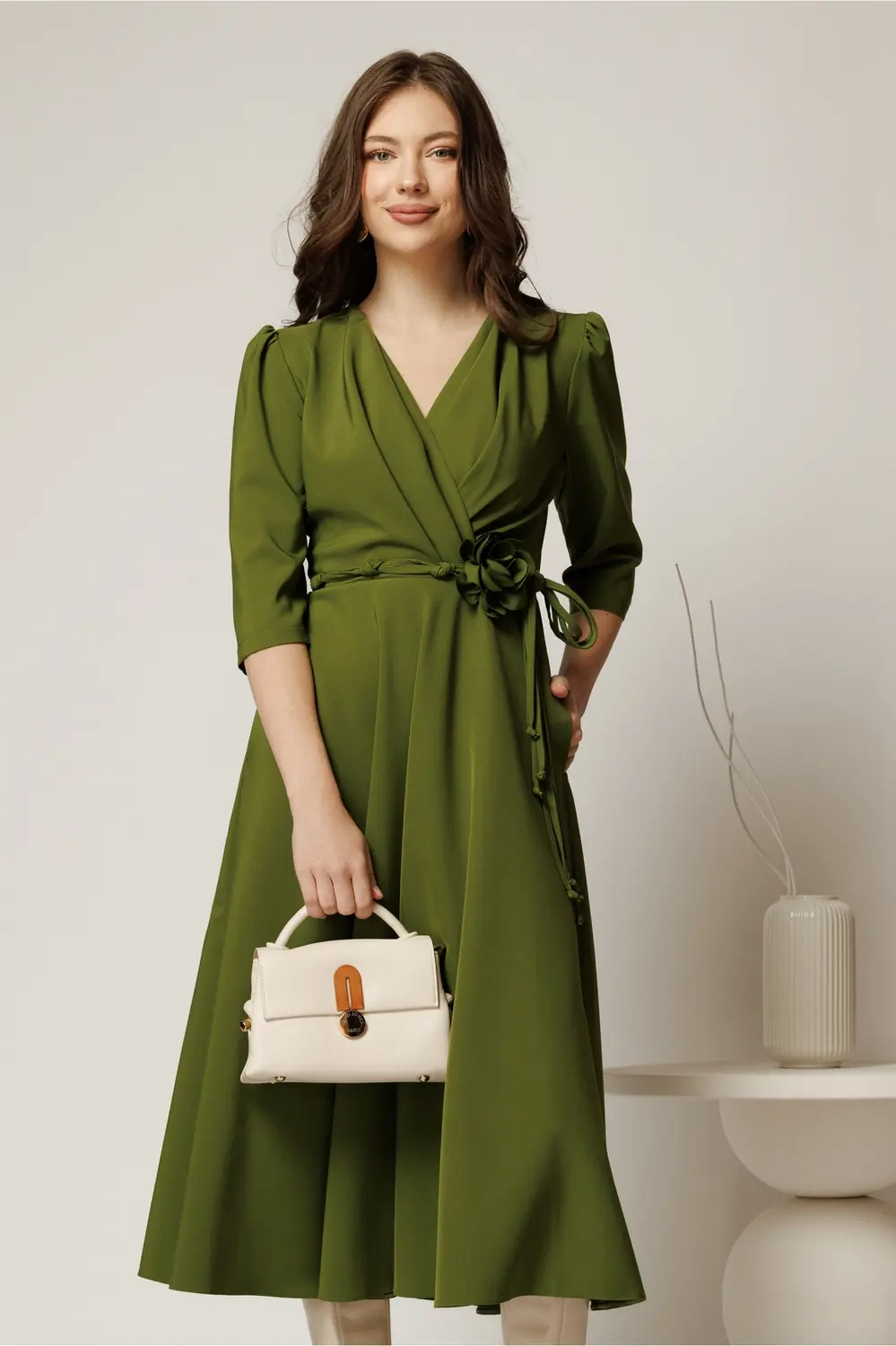 Rochie midi verde fistic din stofa in clos cu floare in talie