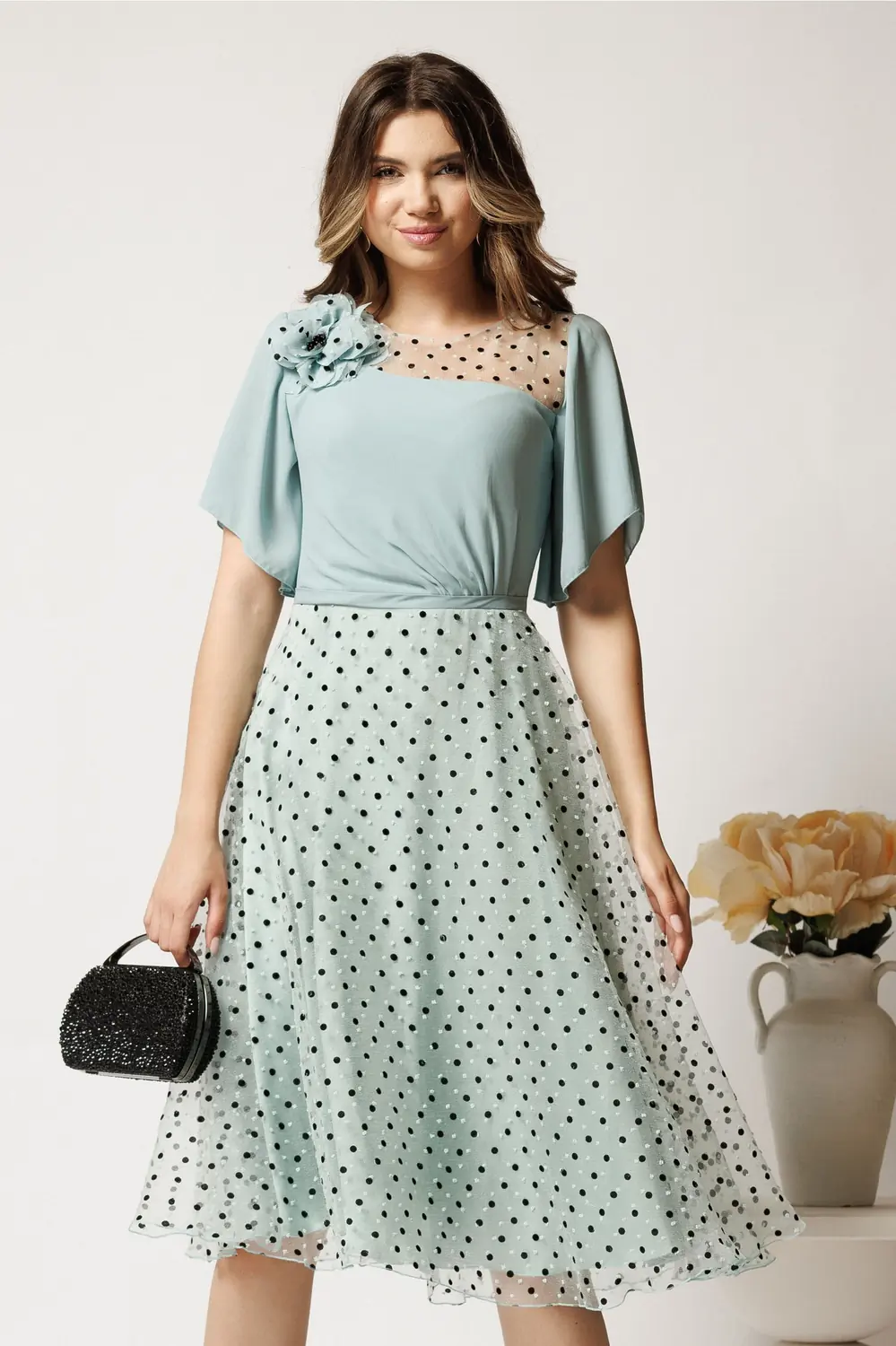 Rochie midi verde mint din voal in clos cu buline catifelate si floare pe bust- Viada