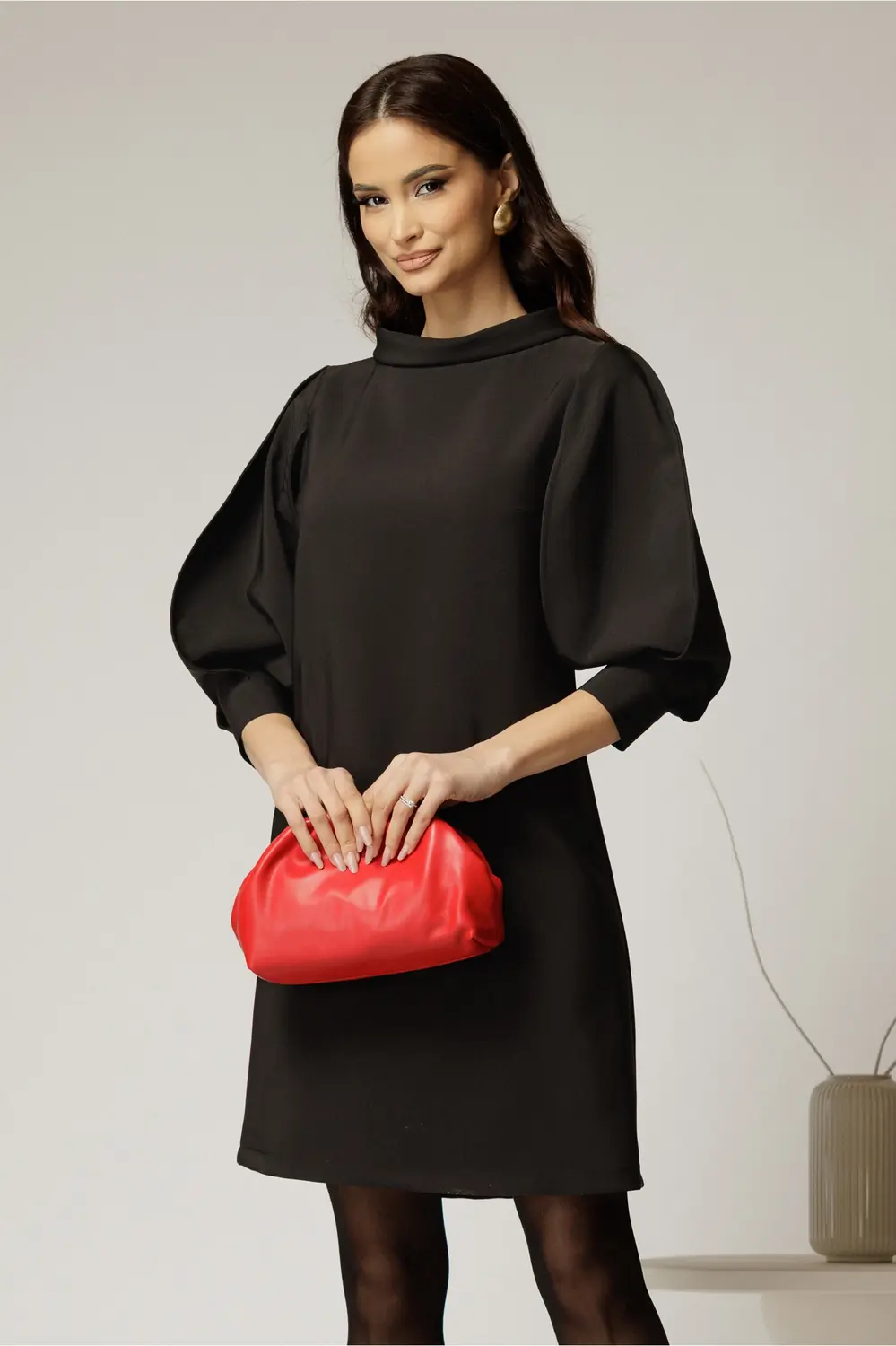 Rochie neagra cu maneci bufante si guler maxi