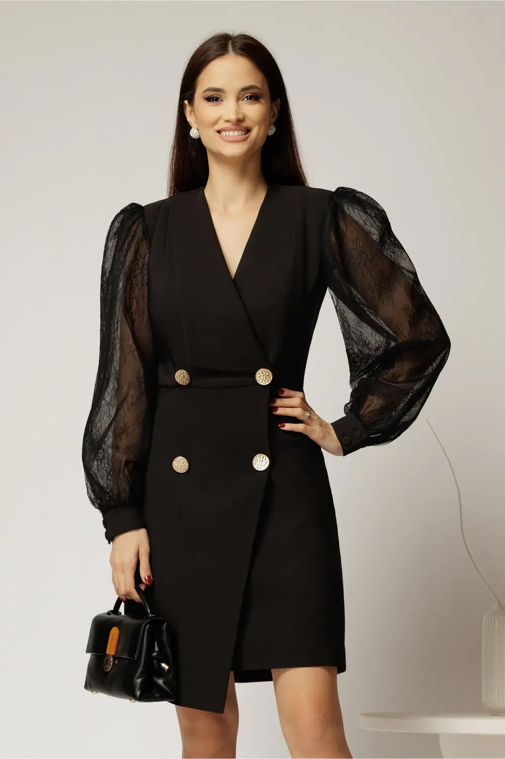 Rochie neagra scurta tip sacou cu maneci din dantela