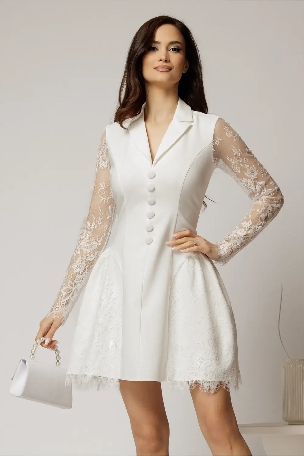 Rochie scurta alba cu maneci din dantela si nasturi decorativi