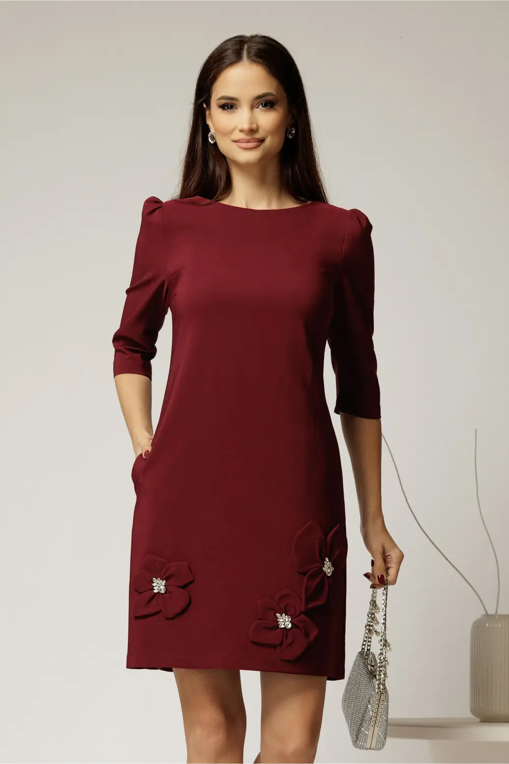 Rochie scurta bordo cu aplicatii florale elegante