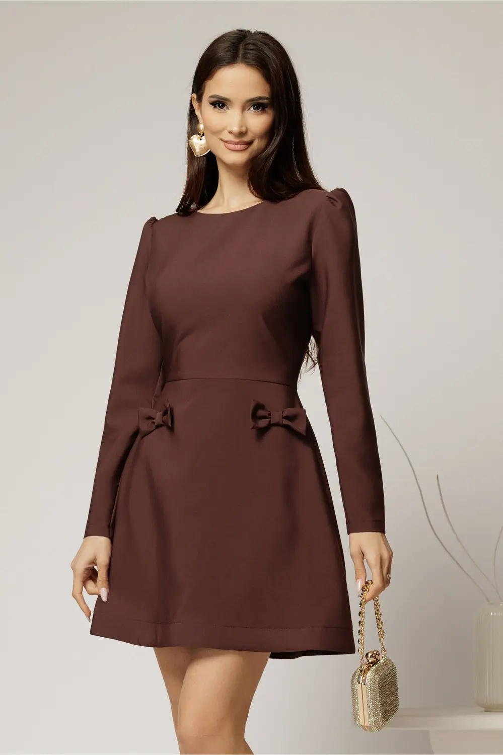 Rochie scurta maro cu fusta tip A si fundite