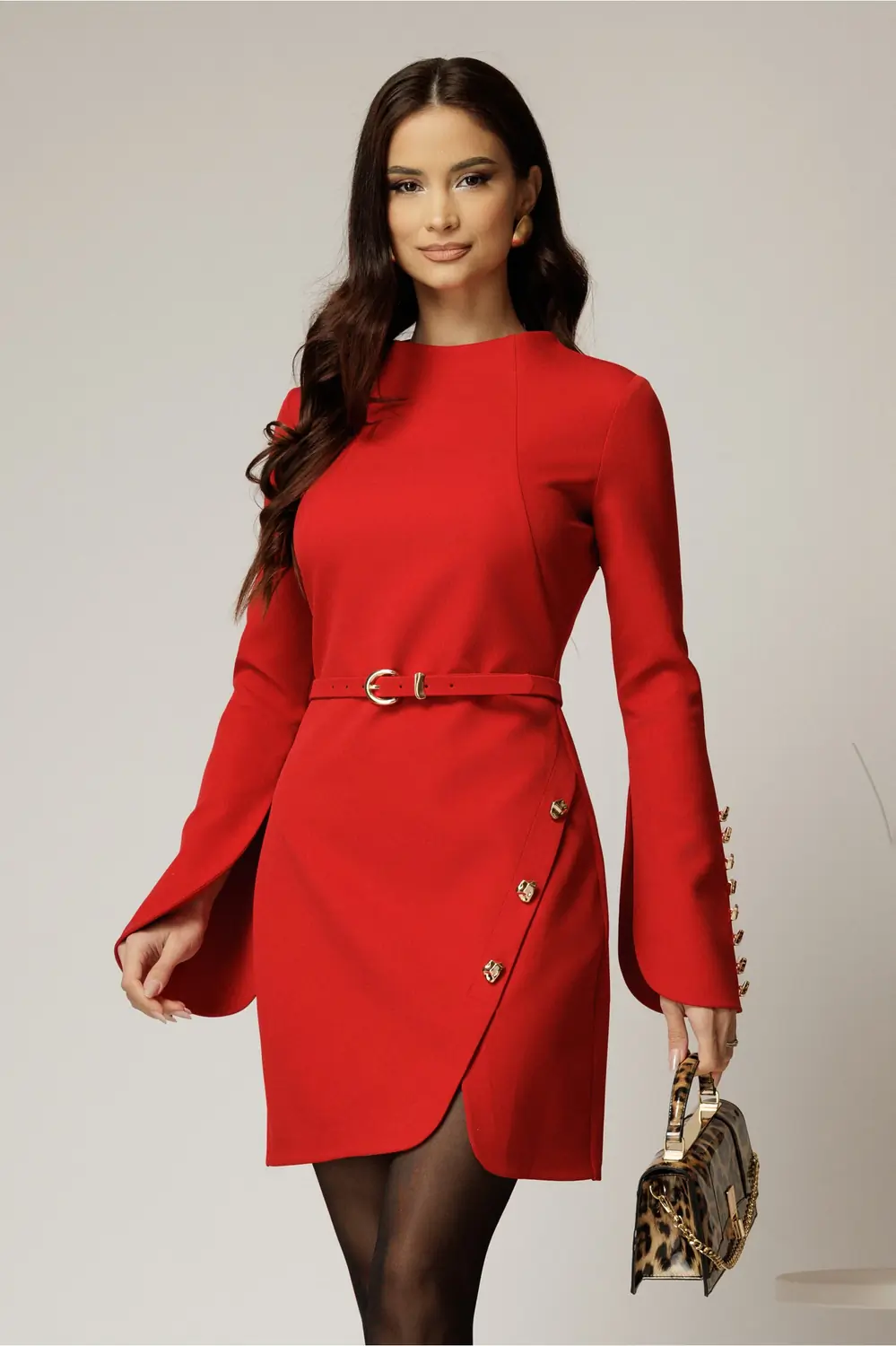 Rochie scurta rosie cu maneci decupate si nasturi eleganti