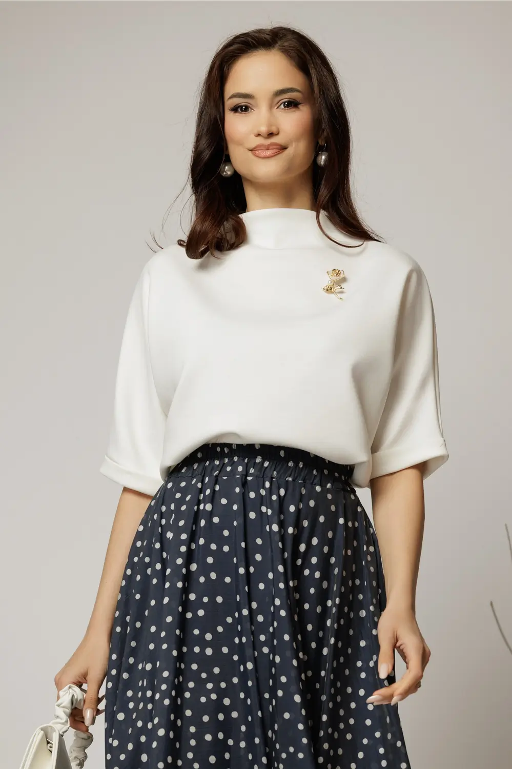 Tricou alb cu brosa si croi lejer cu adaos de viscoza