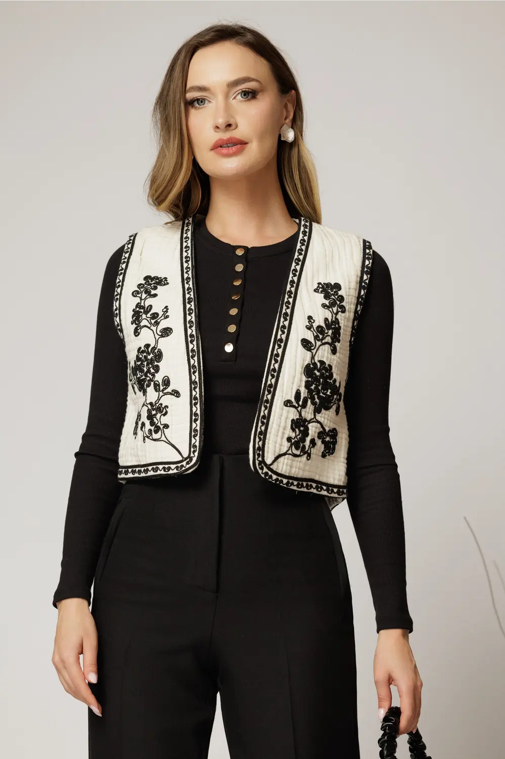 Vesta din muselina cu broderie neagra