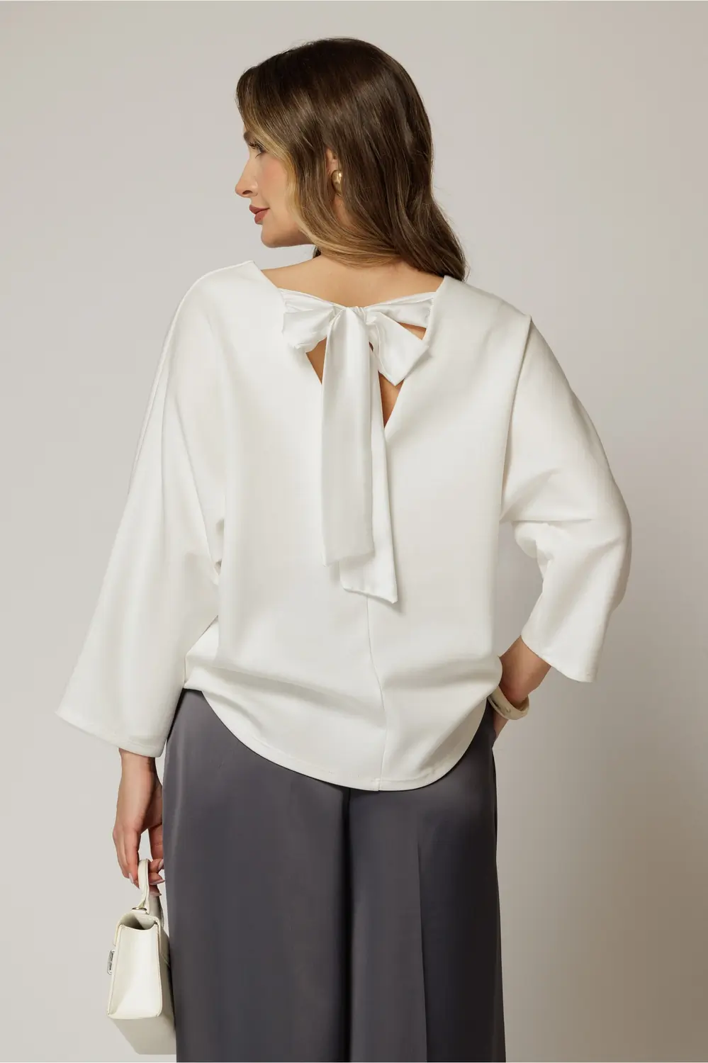 Bluza casual alba din jerse cu funda la spate