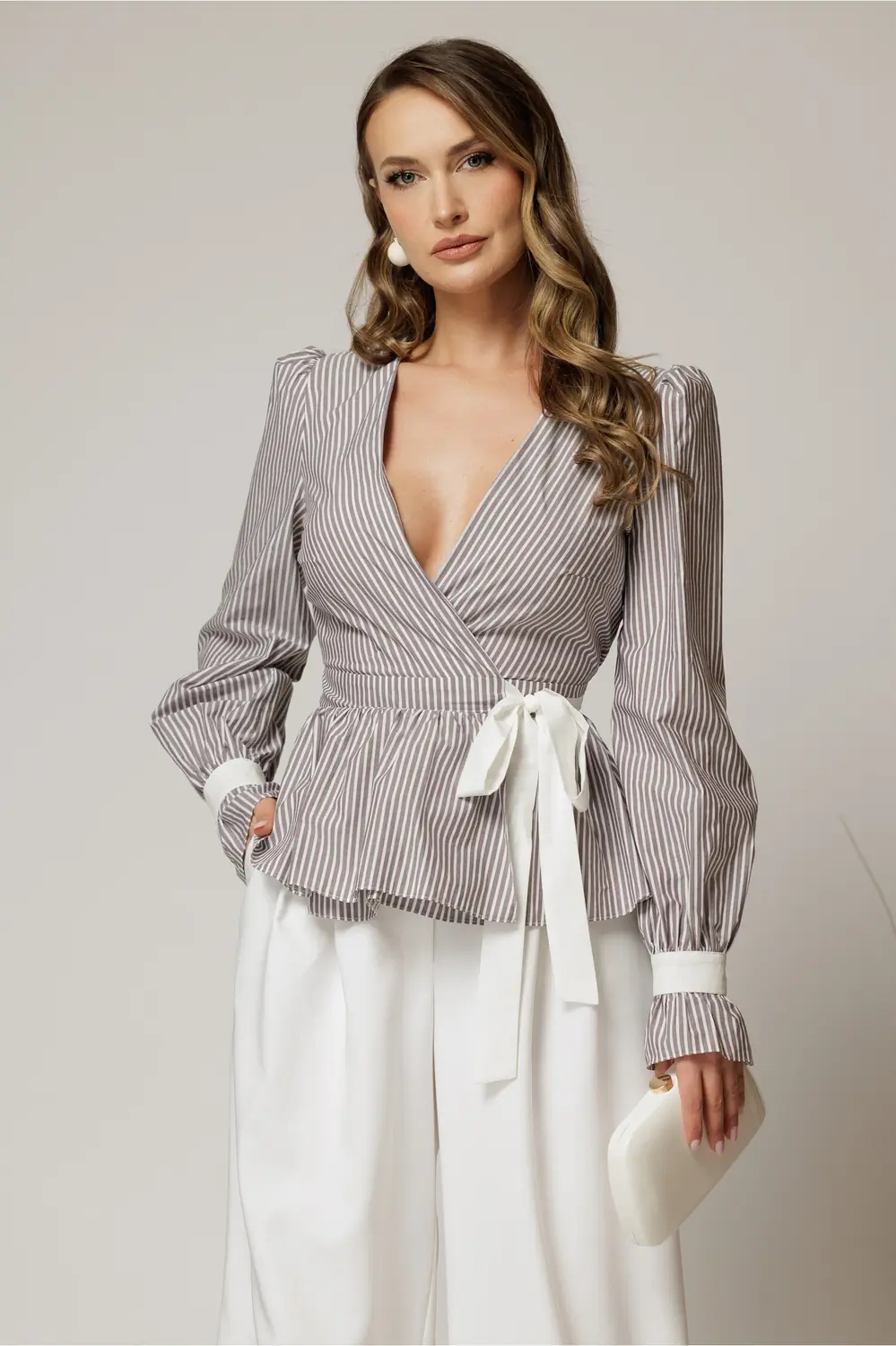 Bluza DY Fashion gri in dungi din poplin cu decolteu petrecut si maneci evazate
