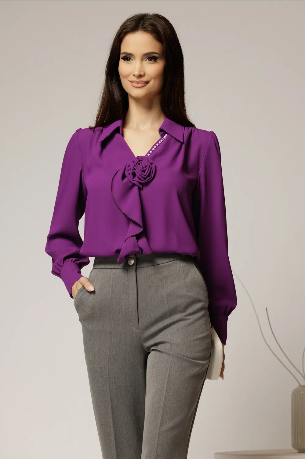 Bluza mov eleganta din voal cu decolteu V perlute si detaliu floral