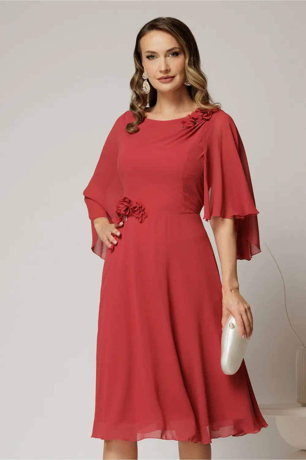 Rochie midi caramizie din voal in clini cu flori pe talie si umar