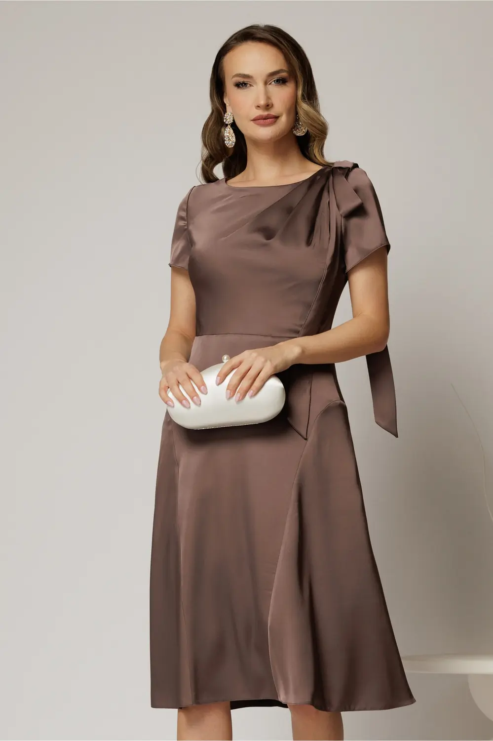 Rochie midi maro din satin cu funda pe umar si fusta clos