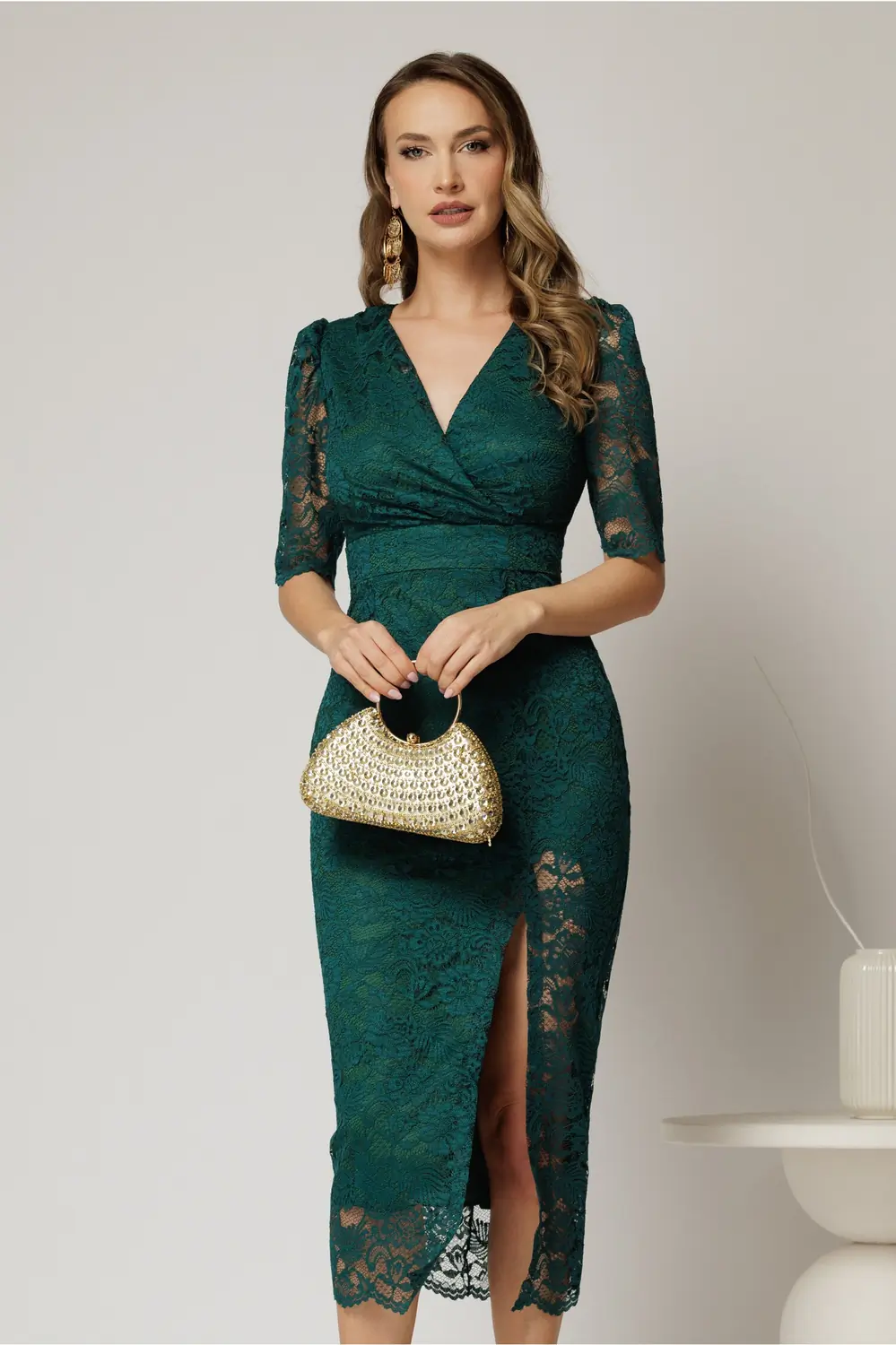 Rochie midi verde de ocazie din dantela conica si decolteu petrecut