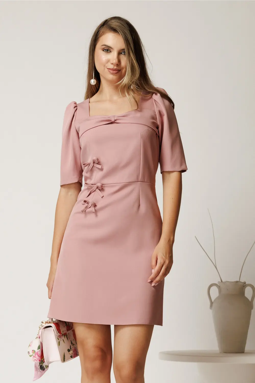 Rochie scurta roz din stofa cu fundite