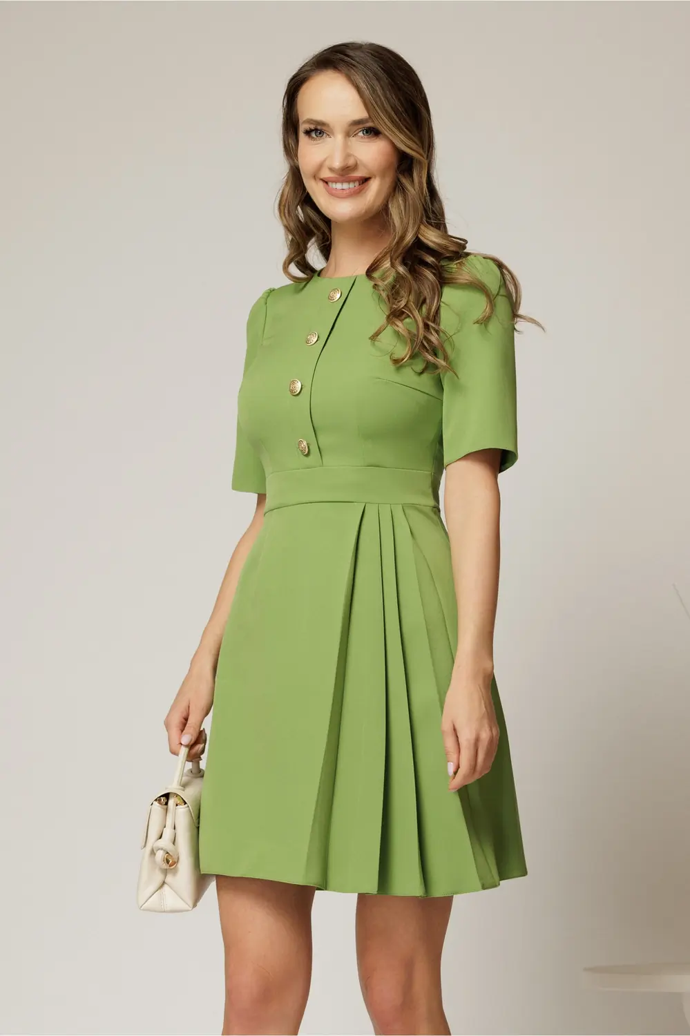 Rochie scurta verde lime cu pliuri pe fusta si nasturi pe bust