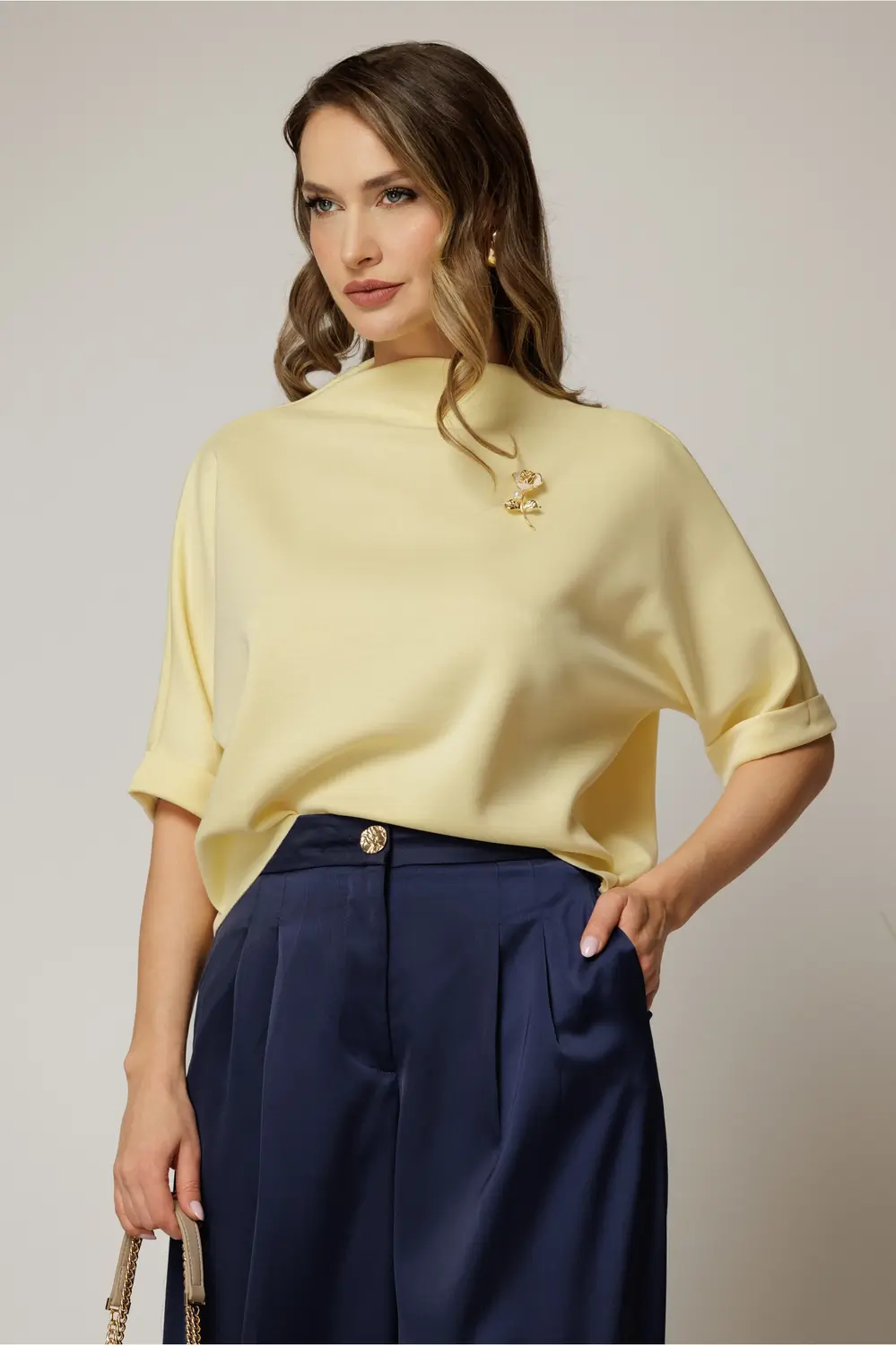 Tricou galben cu brosa si croi lejer cu adaos de viscoza